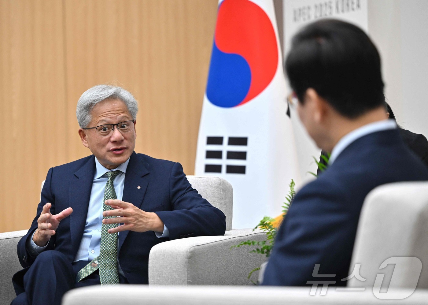 (AFP=뉴스1) 송원영 기자 = 젠슨 황 엔비디아 최고경영자가 31일 아시아태평양경제협력체(APEC) 정상회의가 열린 경주 화백컨벤션센터에서 이재명 대통령과 대화를 나누고 있다. …