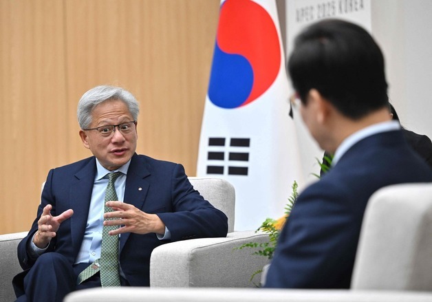 이재명 대통령과 대화 나누는 젠슨 황