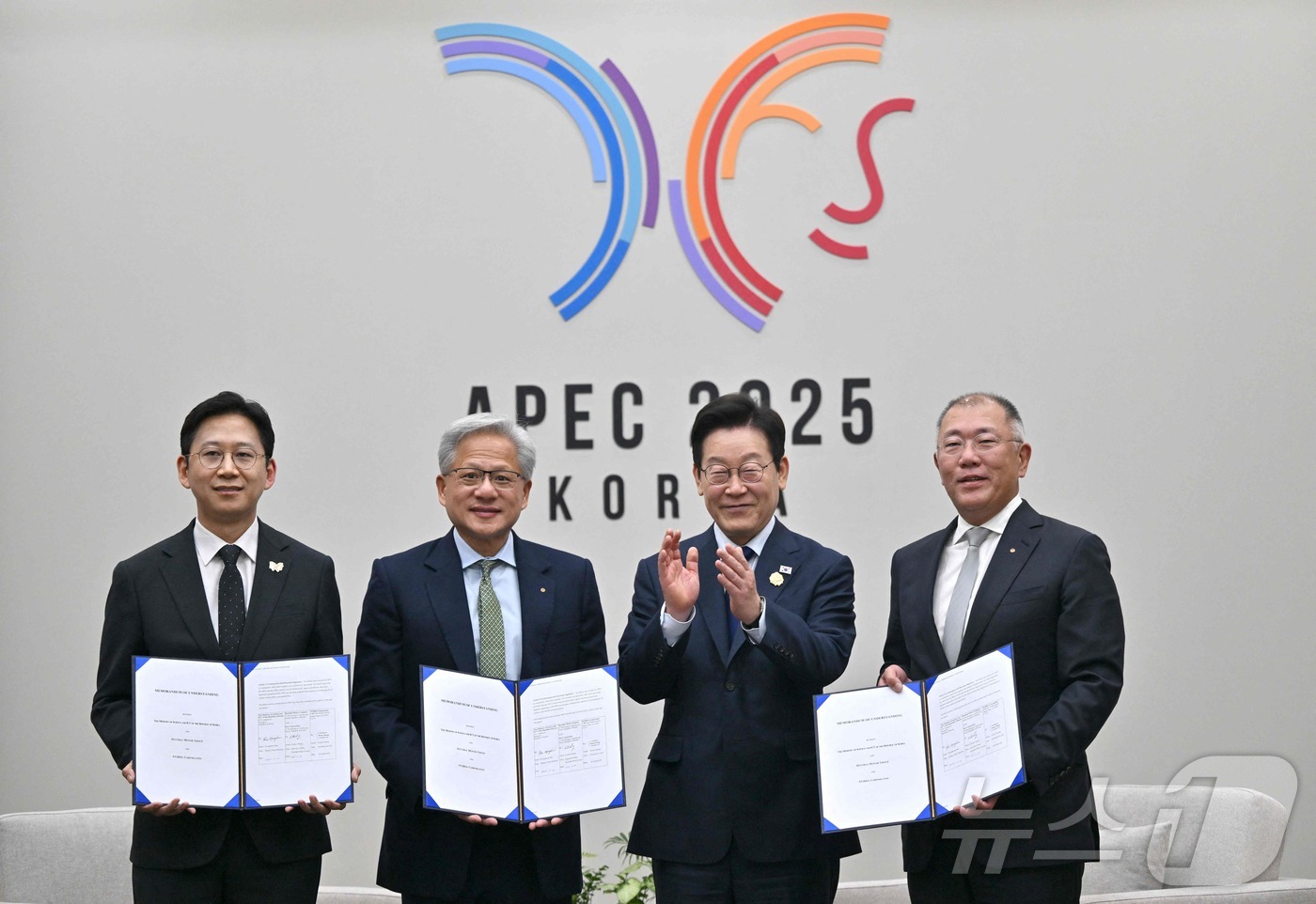 (AFP=뉴스1) 송원영 기자 = 이재명 대통령이 31일 APEC 정상회의장인 경주화백컨벤션센터에서 젠슨 황 엔비디아 최고경영자(CEO) 접견 전 과학기술정보통신부와 현대차, 엔비 …