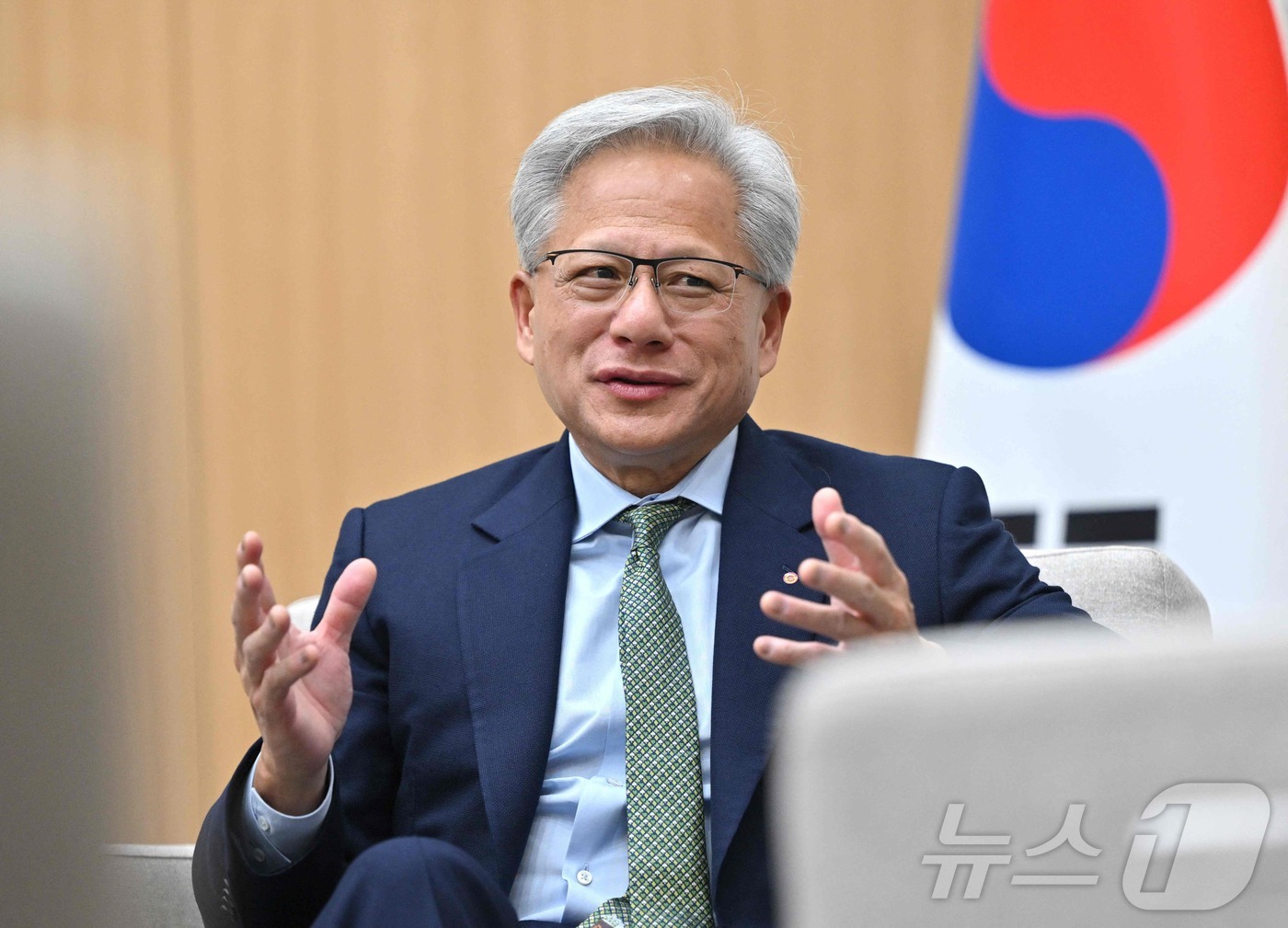 (AFP=뉴스1) 송원영 기자 = 젠슨 황 엔비디아 최고경영자가 31일 아시아태평양경제협력체(APEC) 정상회의가 열린 경주 화백컨벤션센터에서 이재명 대통령과 대화를 나누고 있다. …