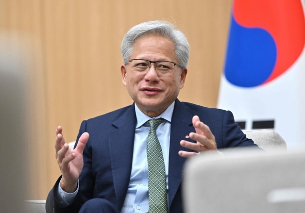 이 대통령과 대화 나누는 젠슨 황