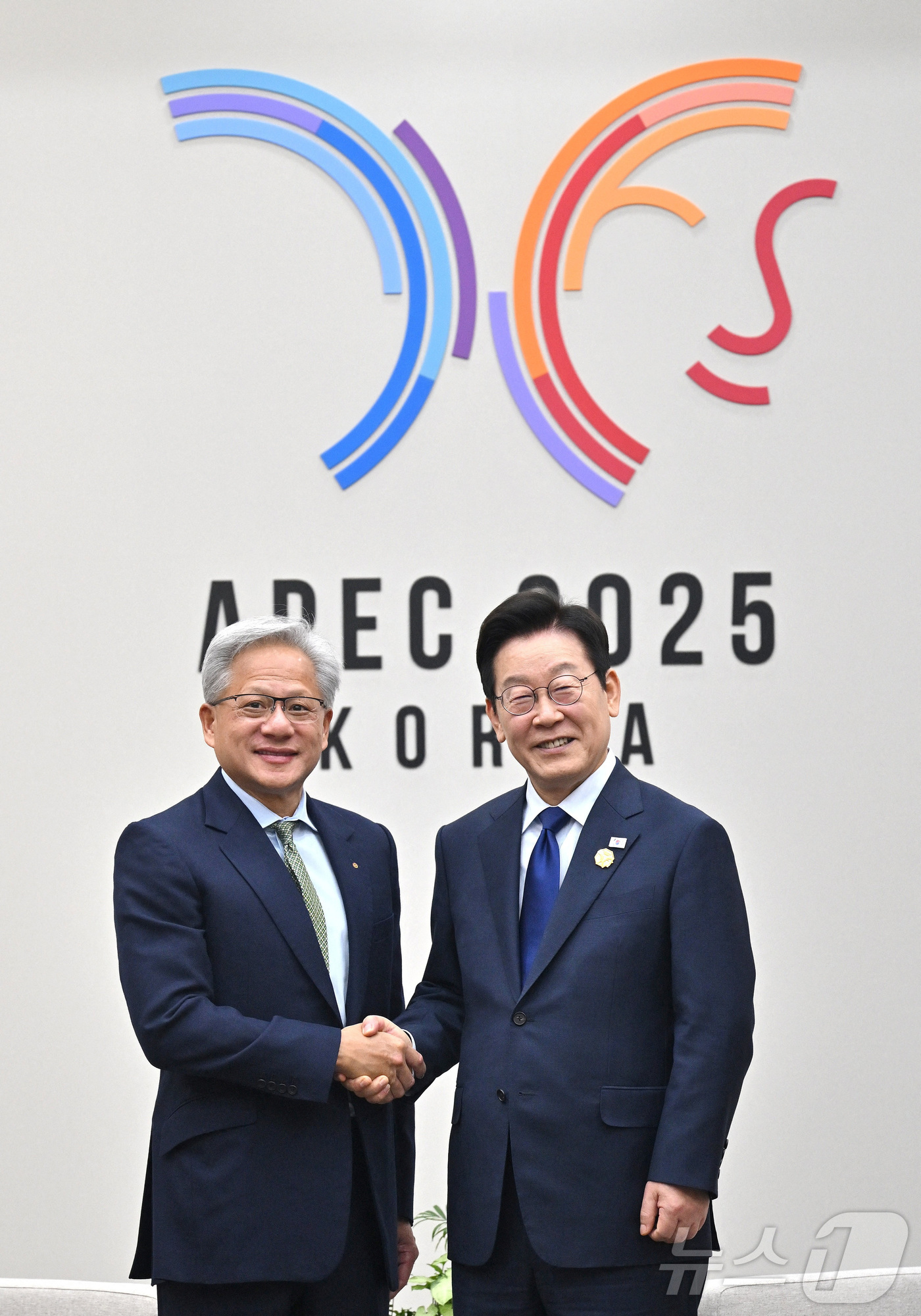 (로이터=뉴스1) 송원영 기자 = 이재명 대통령이 31일 아시아태평양경제협력체(APEC) 정상회의가 열린 경주 화백컨벤션센터에서 젠슨 황 엔비디아 최고경영자와 인사를 나누고 있다. …