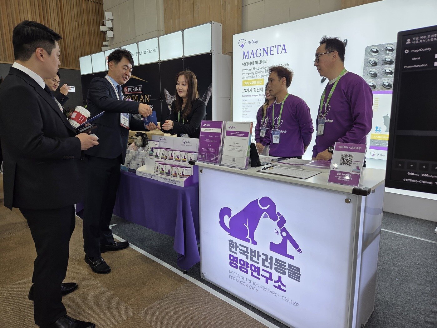 본문 이미지 - 최이돈 한국동물병원협회 회장이 한국반려동물영양연구소 부스를 방문해 제품 설명을 듣고 있다. ⓒ 뉴스1 한송아 기자