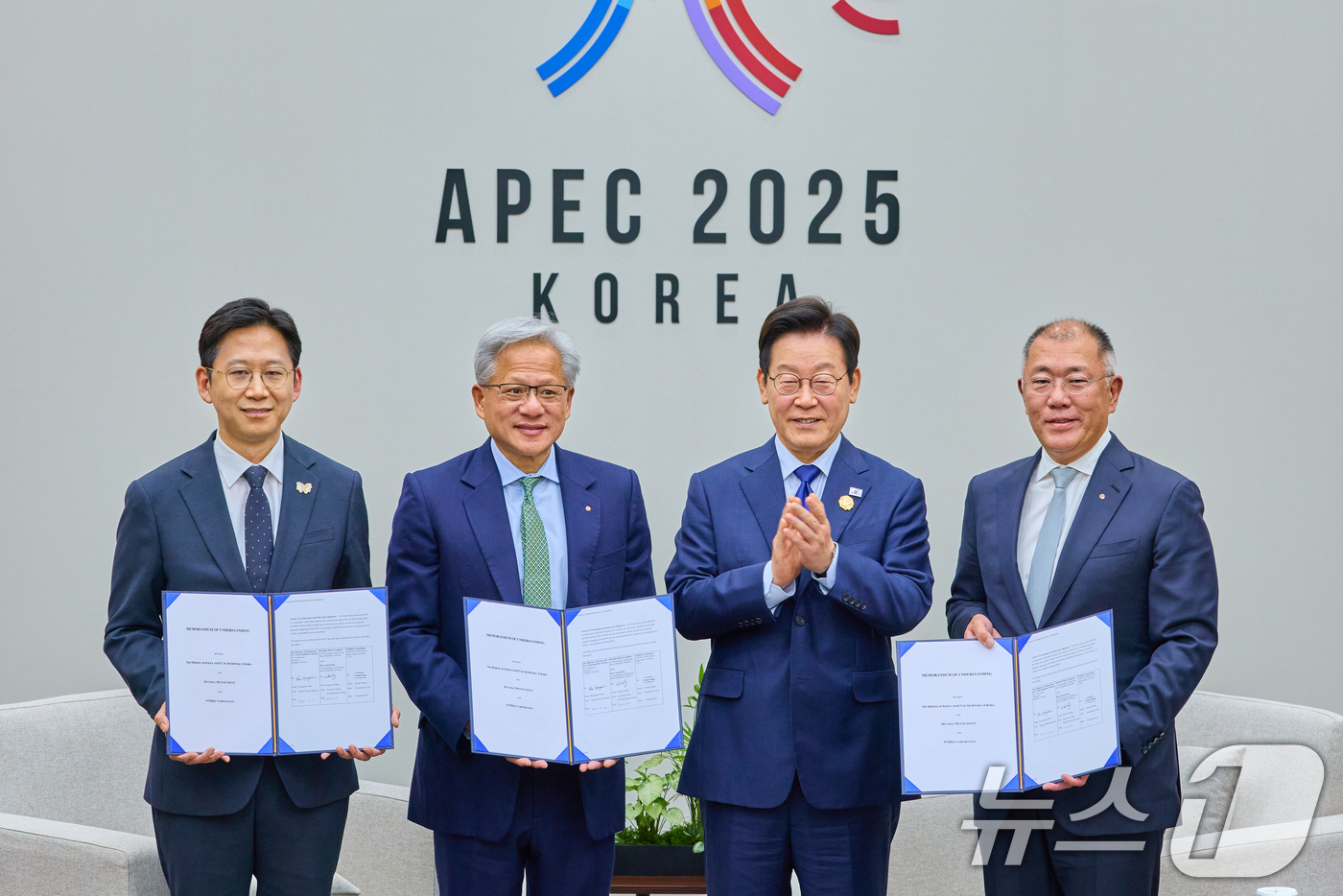 (서울=뉴스1) 허경 기자 = 이재명 대통령이 31일 경북 경주화백컨벤션센터에서 젠슨 황 엔비디아 최고경영자(CEO) 접견 전 과학기술정보통신부와 현대차, 엔비디아의 국내 피지컬 …