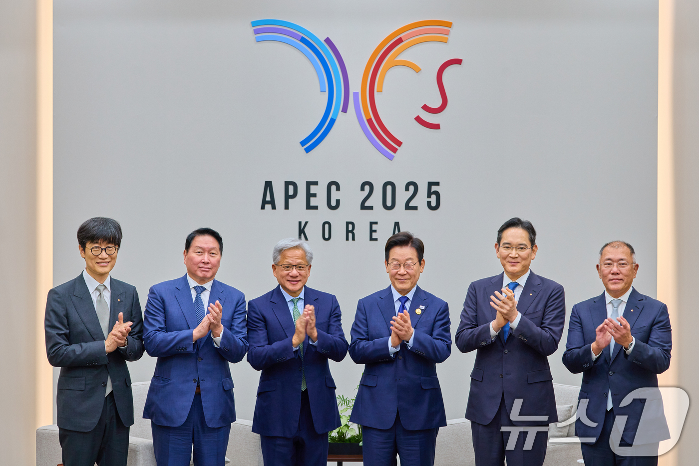 (서울=뉴스1) 허경 기자 = 이재명 대통령이 31일 경북 경주화백컨벤션센터(HICO)에서 젠슨 황 엔비디아 최고경영자(CEO) 접견에 앞서 참석자들과 기념촬영을 하고 있다.왼쪽부 …