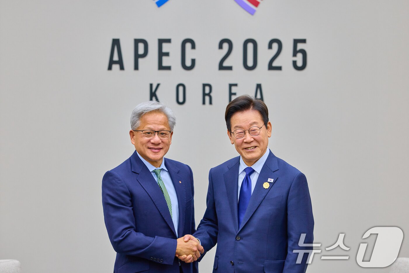 본문 이미지 - 이재명 대통령과 젠슨 황 엔비디아 최고경영자&#40;CEO&#41;가 지난달 31일 경북 경주화백컨벤션센터&#40;HICO&#41;에서 면담 하기 전 악수하고 있다. &#40;대통령실 제공. 재판매 및 DB 금지&#41; 2025.10.31/뉴스1 ⓒ News1 허경 기자