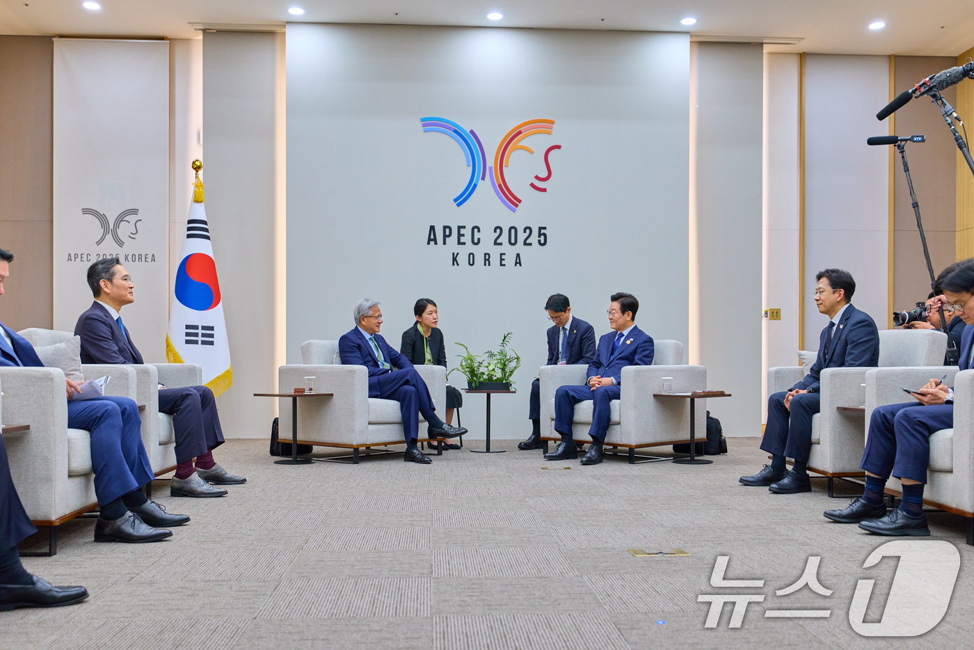 (서울=뉴스1) 허경 기자 = 이재명 대통령이 31일 경북 경주화백컨벤션센터(HICO)에서 젠슨 황 엔비디아 최고경영자(CEO)를 접견하고 있다. (대통령실 제공. 재판매 및 DB …