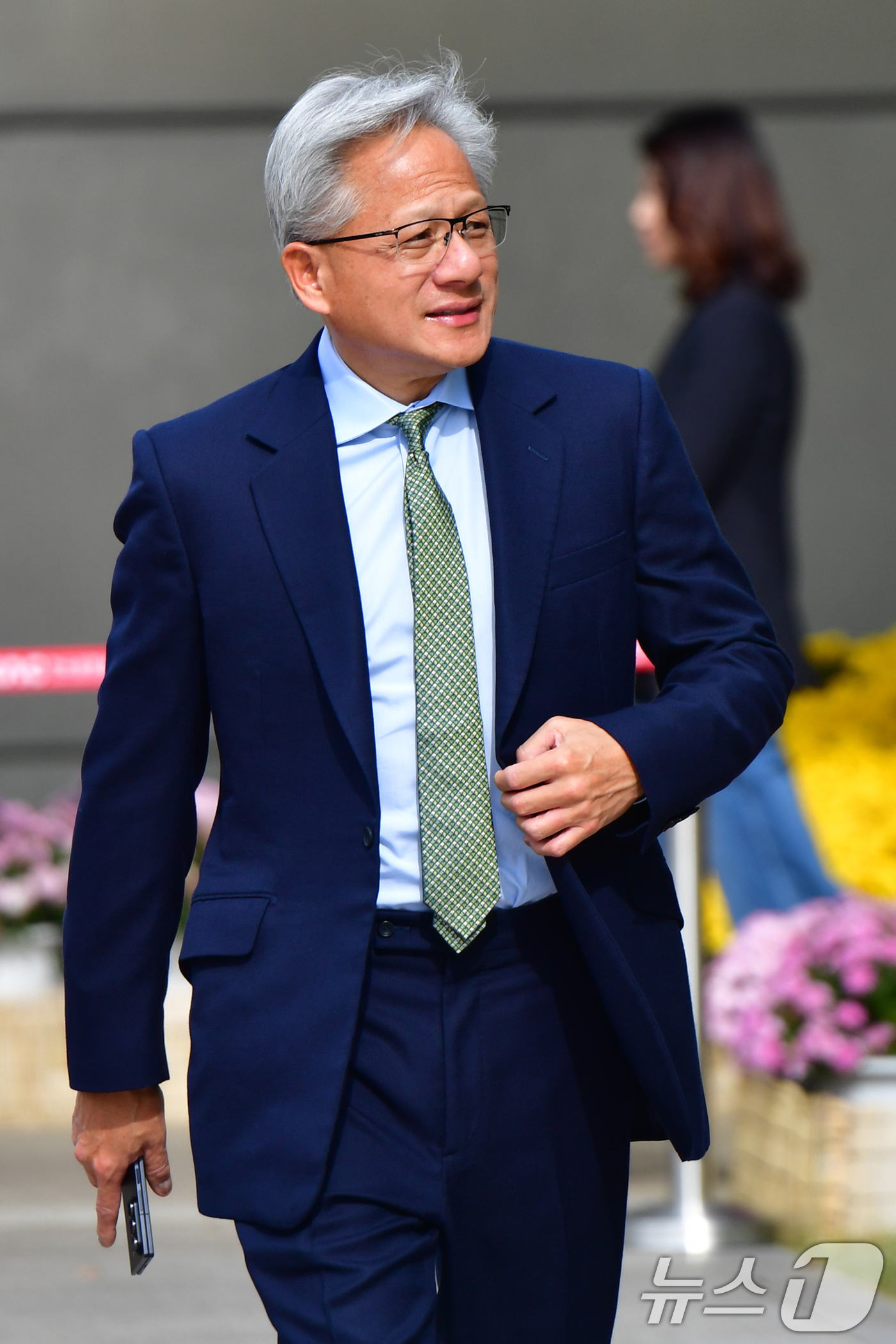 (포항=뉴스1) 최창호 기자 = 아시아태평양 경제협력체(APEC)에 참석하기 위해 전용기로 경북 포항경주공항에 도착한 엔비디아 창립자 겸 CEO 젠슨 황이 31일 공항  VIP주차 …