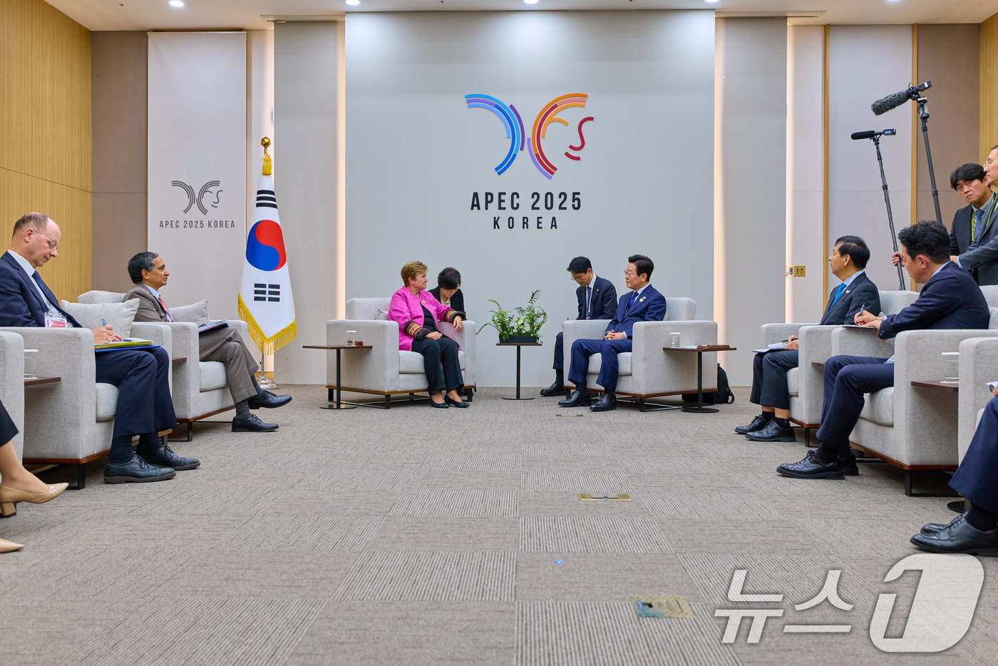 (서울=뉴스1) 허경 기자 = 이재명 대통령이 31일 경북 경주화백컨벤션센터에서 크리스탈리나 게오르기에바 국제통화기금(IMF) 총재를 접견하고 있다. (대통령실 제공. 재판매 및 …