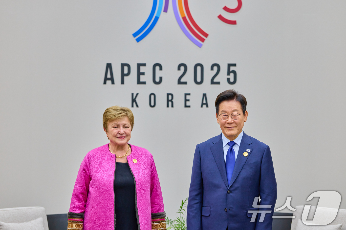 (서울=뉴스1) 허경 기자 = 이재명 대통령과 크리스탈리나 게오르기에바 국제통화기금(IMF) 총재가 31일 경북 경주화백컨벤션센터에서 면담 전 기념촬영을 하고 있다. (대통령실 제 …