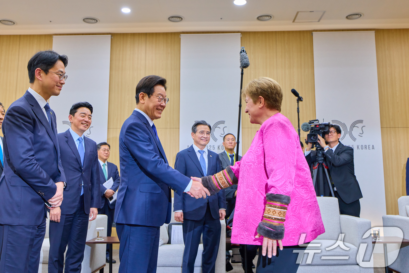 (서울=뉴스1) 허경 기자 = 이재명 대통령과 크리스탈리나 게오르기에바 국제통화기금(IMF) 총재가 31일 경북 경주화백컨벤션센터에서 면담 전 악수하고 있다. (대통령실 제공. 재 …