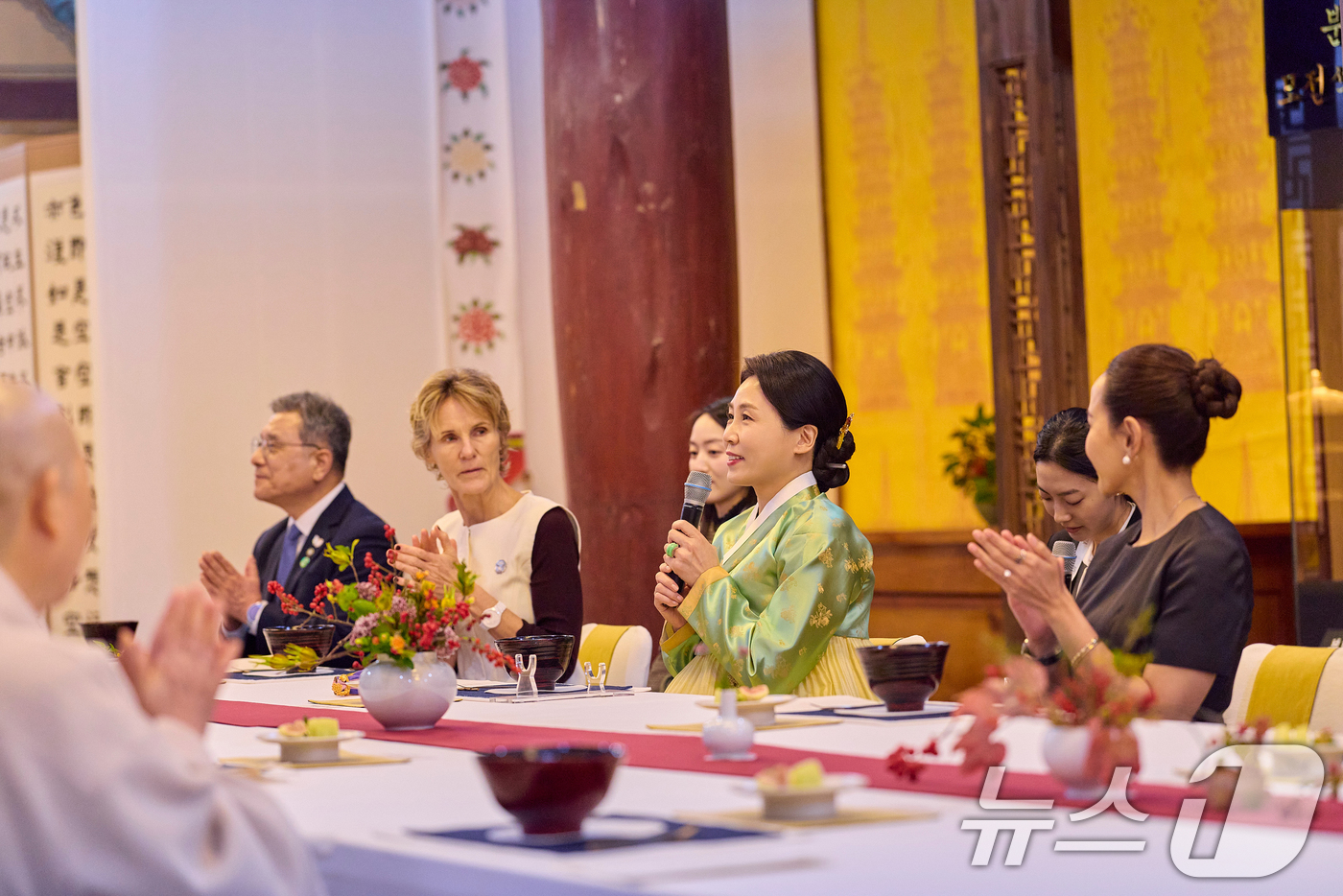 (서울=뉴스1) 허경 기자 = 김혜경 여사가 31일 경북 경주 불국사에서 열린 2025 아시아태평양경제협력체(APEC) 정상회의 배우자 초청 행사에 발언하고 있다. (대통령실 제공 …