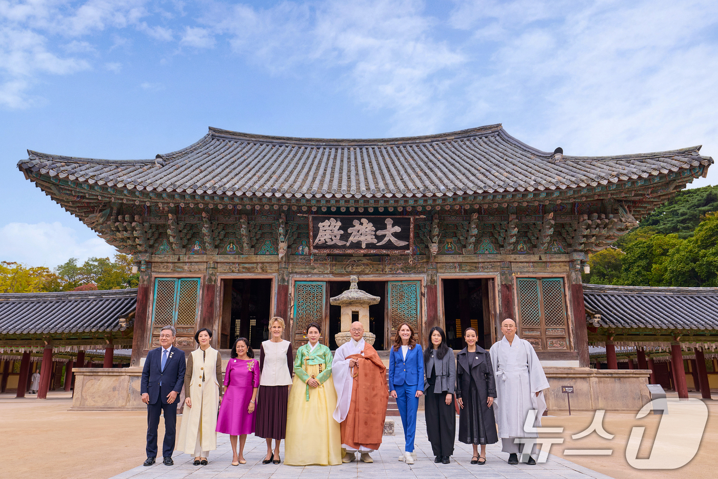 (서울=뉴스1) 허경 기자 = 김혜경 여사가 31일 경북 경주 불국사에서 열린 2025 아시아태평양경제협력체(APEC) 정상회의 배우자 초청 행사에 참석자들과 함께 기념촬영을 하고 …