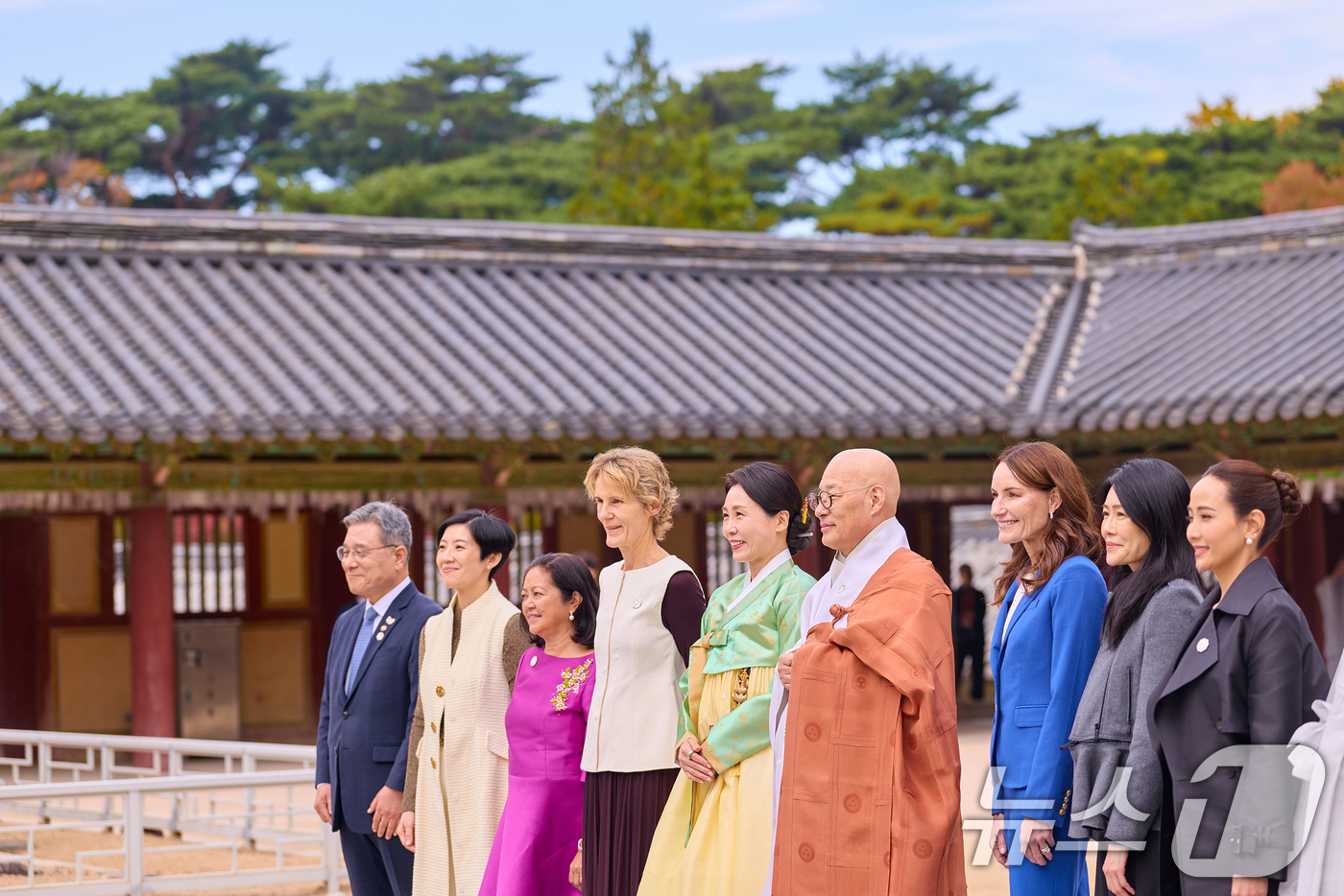 (서울=뉴스1) 허경 기자 = 김혜경 여사가 31일 경북 경주 불국사에서 열린 2025 아시아태평양경제협력체(APEC) 정상회의 배우자 초청 행사에 참석자들과 함께 기념촬영을 하고 …
