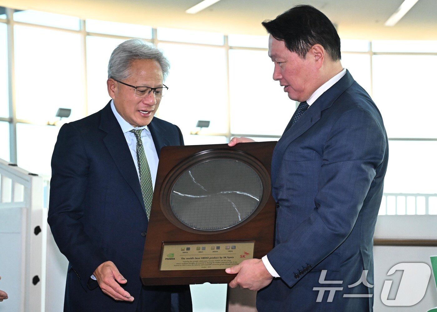 본문 이미지 - 젠슨 황 엔비디아 CEO가 지난달 31일 경북 경주시 경주예술의전당에서 열린 아시아태평양경제협력체&#40;APEC&#41; CEO 서밋에 참석해 최태원 SK그룹 회장 겸 대한상의 회장으로 부터 SK하이닉스의 HBM4 반도체 웨이퍼를 선물로 받고 있다. &#40;공동취재&#41; 2025.10.31/뉴스1 ⓒ News1 김민지 기자