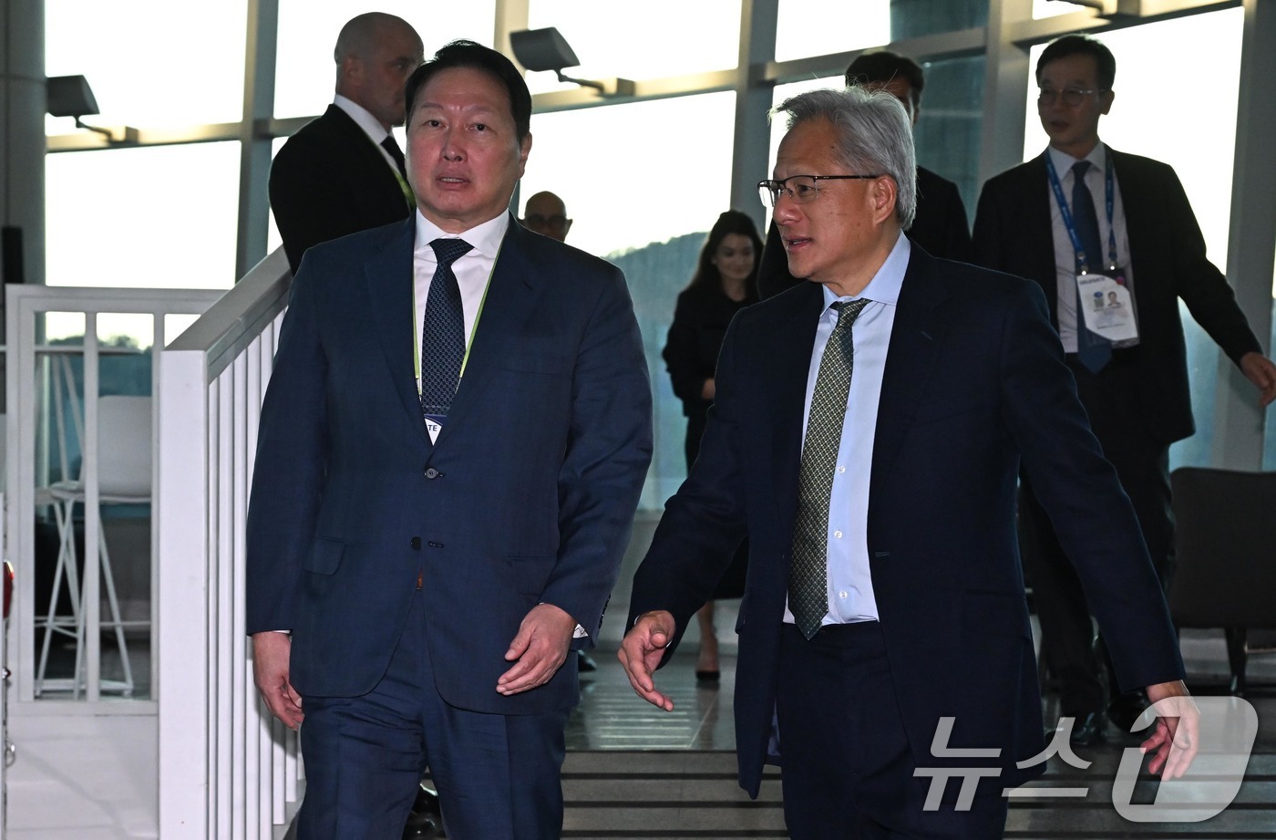 (경주=뉴스1) 김민지 기자 = 젠슨 황 엔비디아 CEO가 31일 경북 경주시 경주예술의전당에서 열린 아시아태평양경제협력체(APEC) CEO 서밋에 참석해 최태원 대한상의 회장과 …