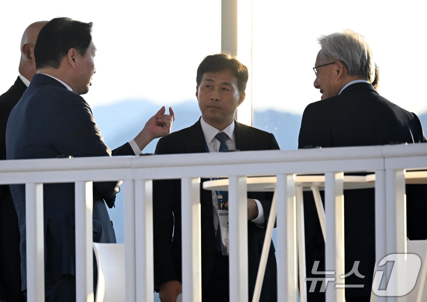 (경주=뉴스1) 김민지 기자 = 젠슨 황 엔비디아 CEO가 31일 경북 경주시 경주예술의전당에서 열린 아시아태평양경제협력체(APEC) CEO 서밋에 참석해 최태원 SK그룹 회장 겸 …