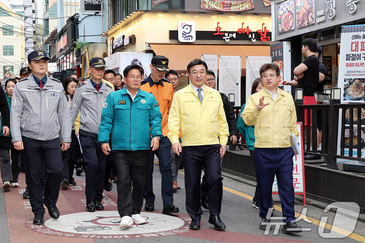 (서울=뉴스1) = 윤호중 행정안전부 장관이 31일 오후 서울 마포구 주요 인파밀집 예상 지역인 홍대 관광특구 거리를 방문해 핼러윈 대비 안전관리대책 현장을 점검하고 있다. (행정 …