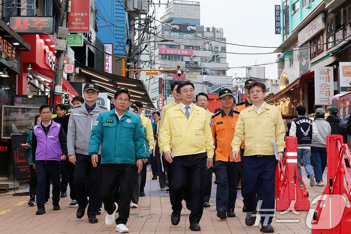 (서울=뉴스1) = 윤호중 행정안전부 장관이 31일 오후 서울 마포구 주요 인파밀집 예상 지역인 홍대 관광특구 거리를 방문해 핼러윈 대비 안전관리대책 현장을 점검하고 있다. (행정 …