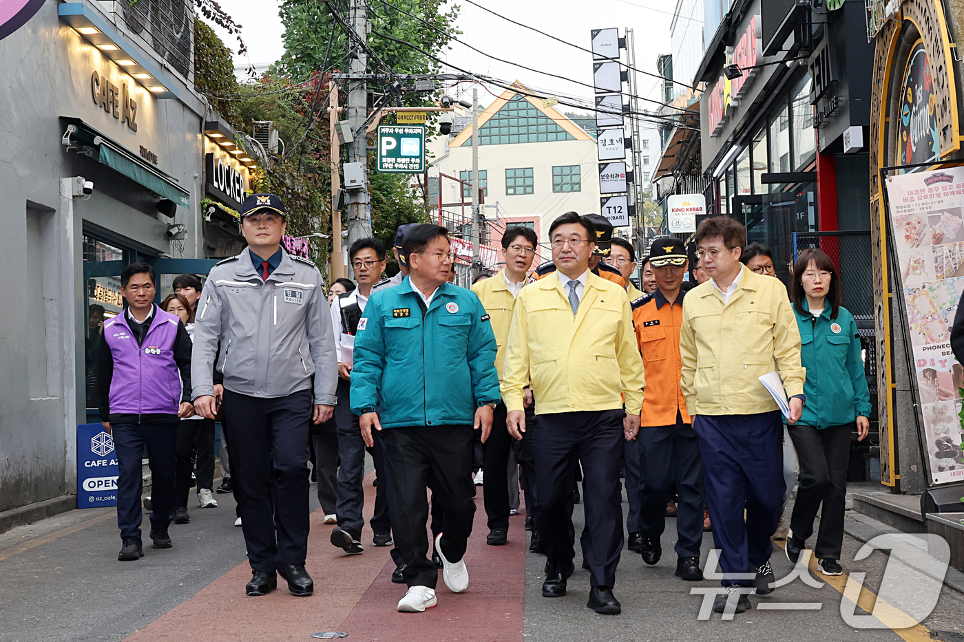 (서울=뉴스1) = 윤호중 행정안전부 장관이 31일 오후 서울 마포구 주요 인파밀집 예상 지역인 홍대 관광특구 거리를 방문해 핼러윈 대비 안전관리대책 현장을 점검하고 있다. (행정 …