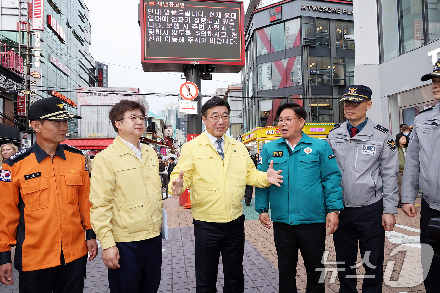 (서울=뉴스1) = 윤호중 행정안전부 장관이 31일 오후 서울 마포구 주요 인파밀집 예상 지역인 홍대 관광특구 거리를 방문해 핼러윈 대비 안전관리대책 현장을 점검하고 있다. (행정 …