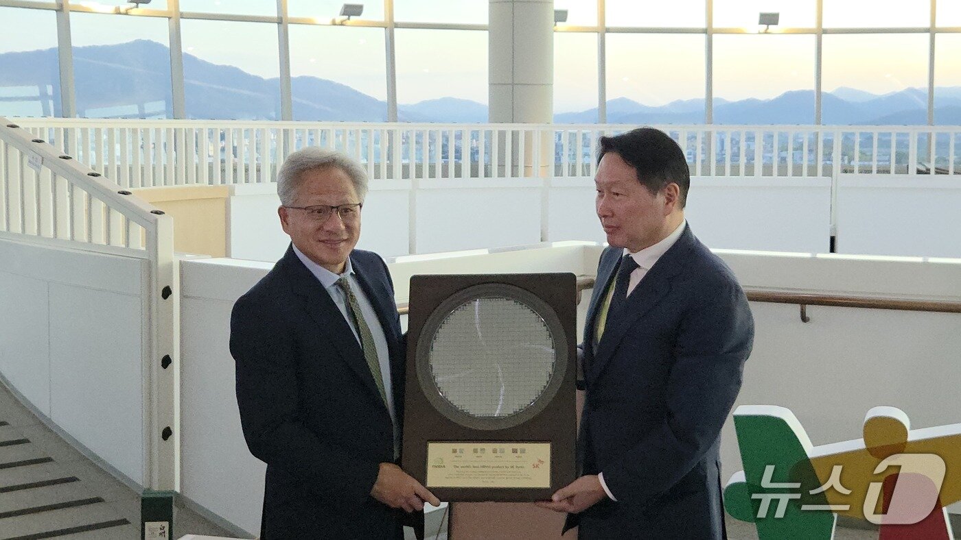 본문 이미지 - 최태원 SK그룹 회장이 31일 젠슨 황 엔비디아 CEO에게 선물을 전달했다.  2025.10.31/뉴스1 ⓒ News1 박기범 기자  