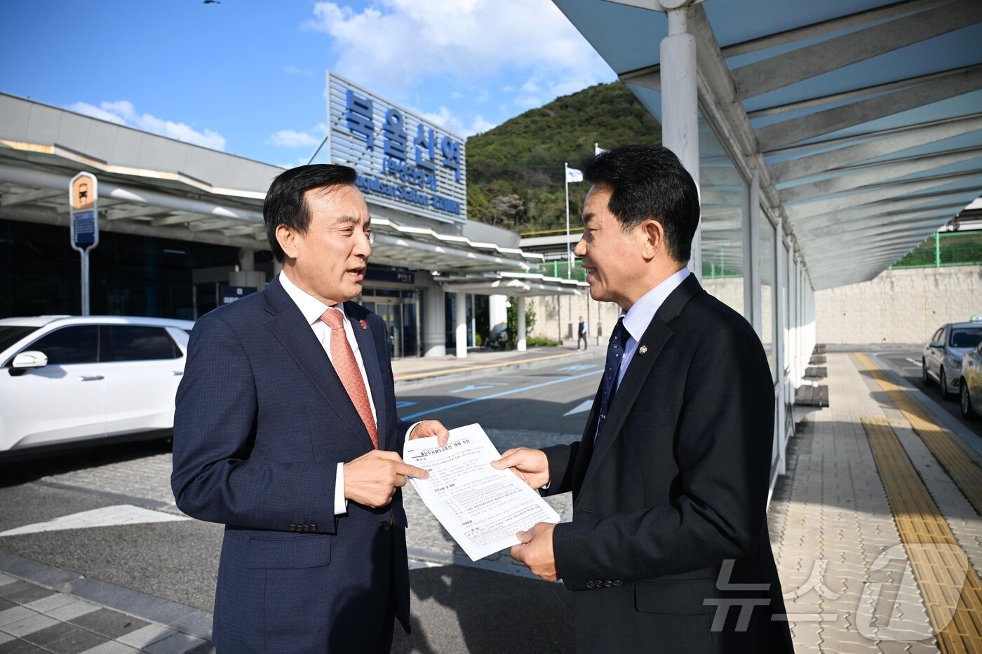 본문 이미지 - 박천동 울산 북구청장이 북울산역에서 윤종오 국회의원에게 국토교통부의 KTX-이음 북울산역 정차를 위한 노력을 요청하고 있다..&#40;울산 북구 제공. 재판매 및 DB금지&#41;/뉴스1 ⓒ News1 김세은 기자