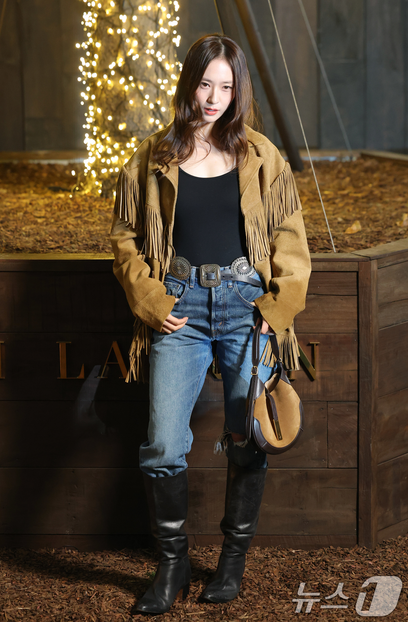 (서울=뉴스1) 권현진 기자 = 에프엑스 크리스탈(본명 정수정)이 31일 오후 서울 성동구 성수동 인근에서 열린 ‘홀리데이 익스피리언스’ 포토콜 행사에 참석해 포즈를 취하고 있다. …