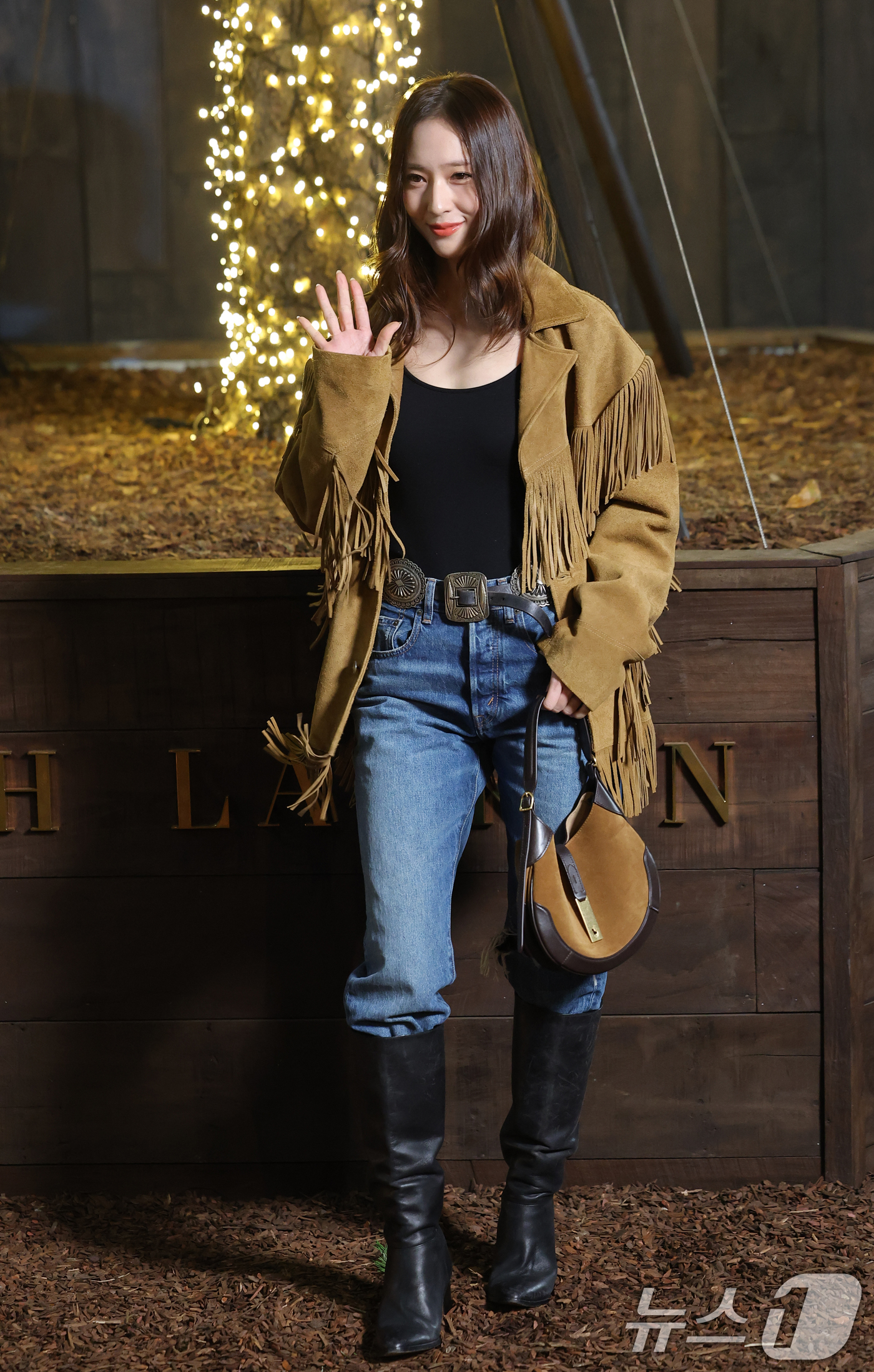 (서울=뉴스1) 권현진 기자 = 에프엑스 크리스탈(본명 정수정)이 31일 오후 서울 성동구 성수동 인근에서 열린 ‘홀리데이 익스피리언스’ 포토콜 행사에 참석해 포즈를 취하고 있다. …