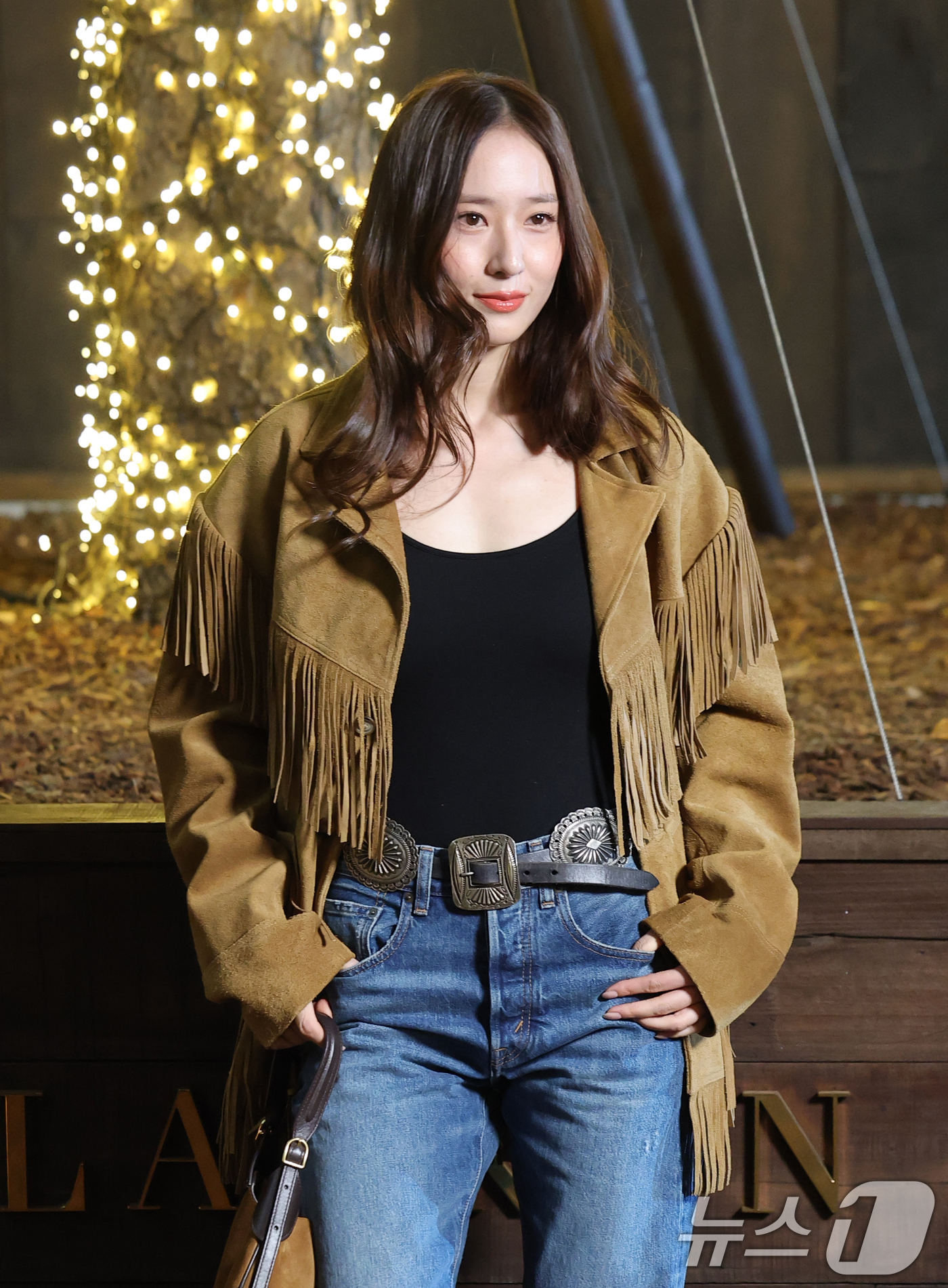 (서울=뉴스1) 권현진 기자 = 에프엑스 크리스탈(본명 정수정)이 31일 오후 서울 성동구 성수동 인근에서 열린 ‘홀리데이 익스피리언스’ 포토콜 행사에 참석해 포즈를 취하고 있다. …