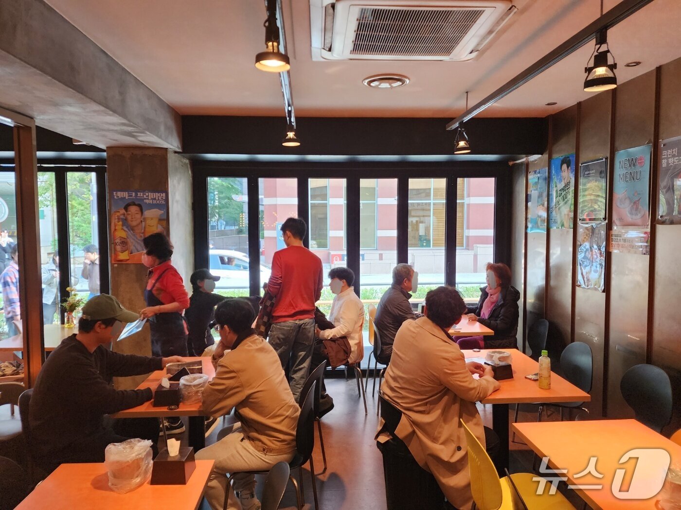 본문 이미지 - 31일 오후 3시쯤, 젠슨 황 엔비디아 최고경영자(CEO)와 이재용 삼성전자 회장, 정의선 현대차 그룹 회장이 방문한 치킨집에 손님들이 차기 시작했다. 2025.10.31/ⓒ 뉴스1 권진영 기자