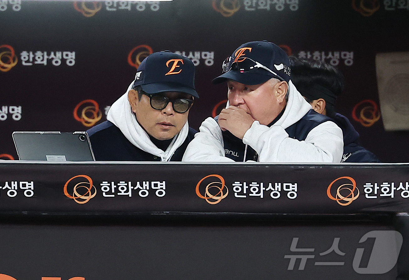 (대전=뉴스1) 김진환 기자 = 31일 대전 한화생명볼파크에서 열리는 프로야구 2025 신한 SOL뱅크 KBO 포스트시즌 한국시리즈 5차전 LG 트윈스와 한화 이글스의 경기를 앞두 …