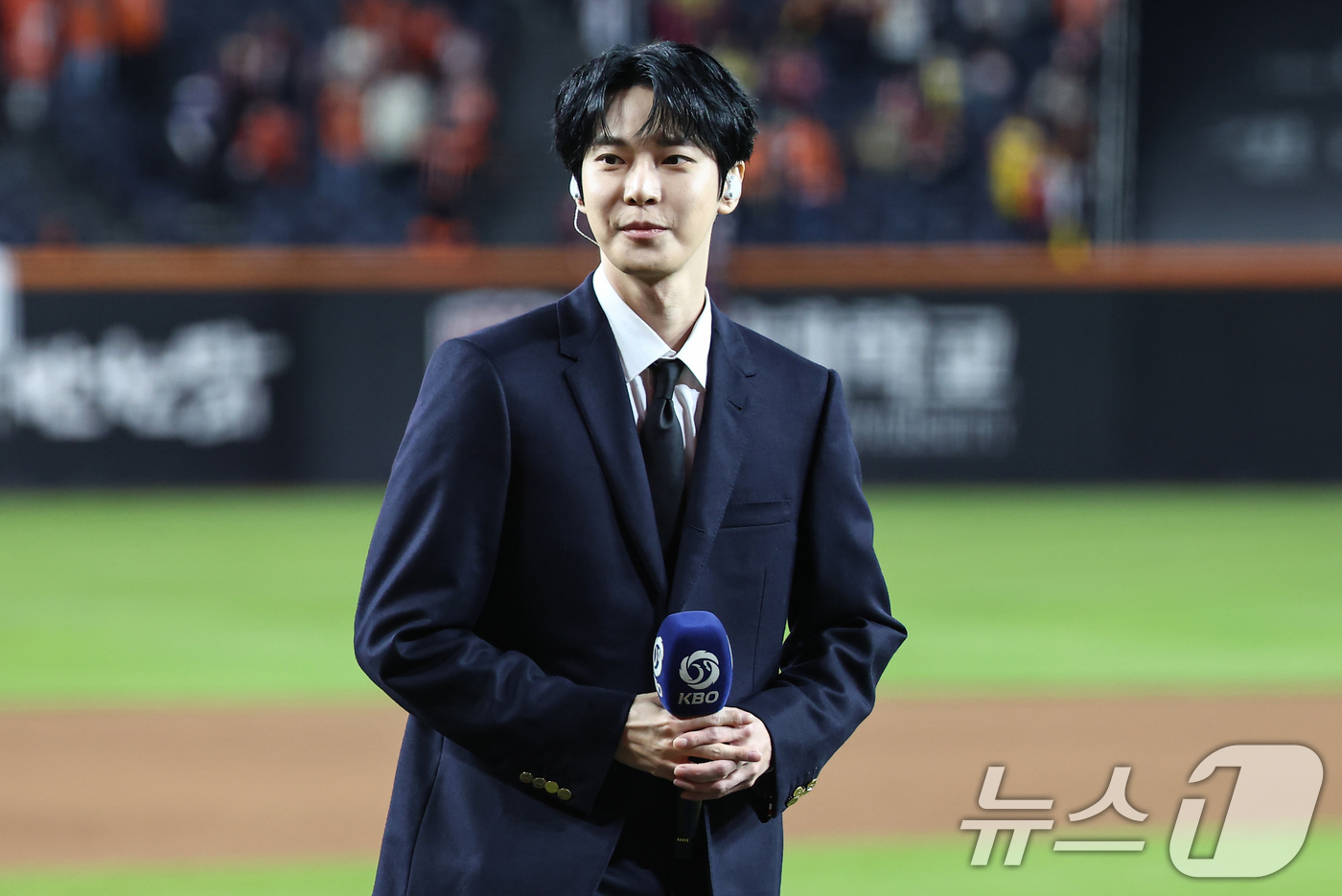 (대전=뉴스1) 김도우 기자 = 보이그룹 NCT 도영이 31일 대전 한화생명볼파크에서 열린 프로야구 2025 신한 SOL뱅크 KBO 포스트시즌 한국시리즈 5차전 LG 트윈스와 한화 …