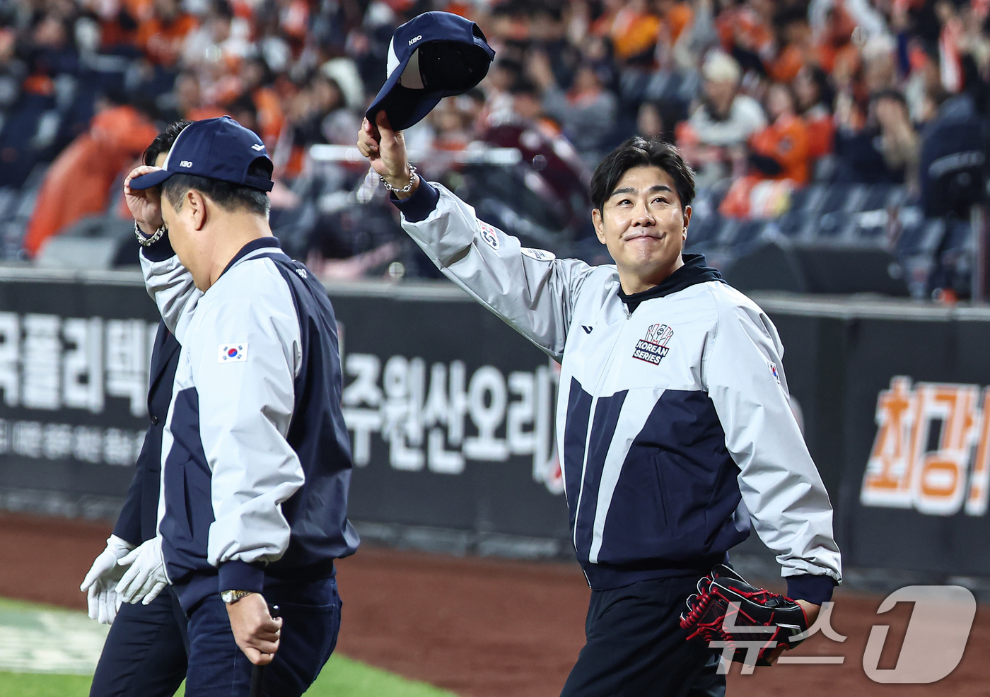 (대전=뉴스1) 김도우 기자 = 한화 이글스 영구결번인 정민철과 장종훈이 31일 대전 한화생명볼파크에서 열린 프로야구 2025 신한 SOL뱅크 KBO 포스트시즌 한국시리즈 5차전 …