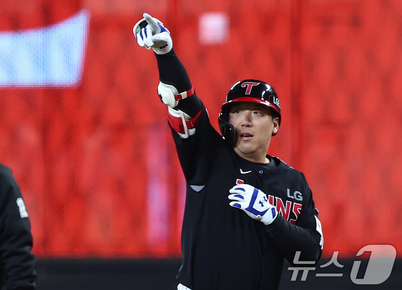 본문 이미지 - 31일 대전 한화생명볼파크에서 열린 프로야구 2025 신한 SOL뱅크 KBO 포스트시즌 한국시리즈 5차전 LG 트윈스와 한화 이글스의 경기, 1회초 1사 2루 상황에서 LG 김현수가 적시타를 치고 기뻐하고 있다. 2025.10.31/뉴스1 ⓒ News1 김도우 기자