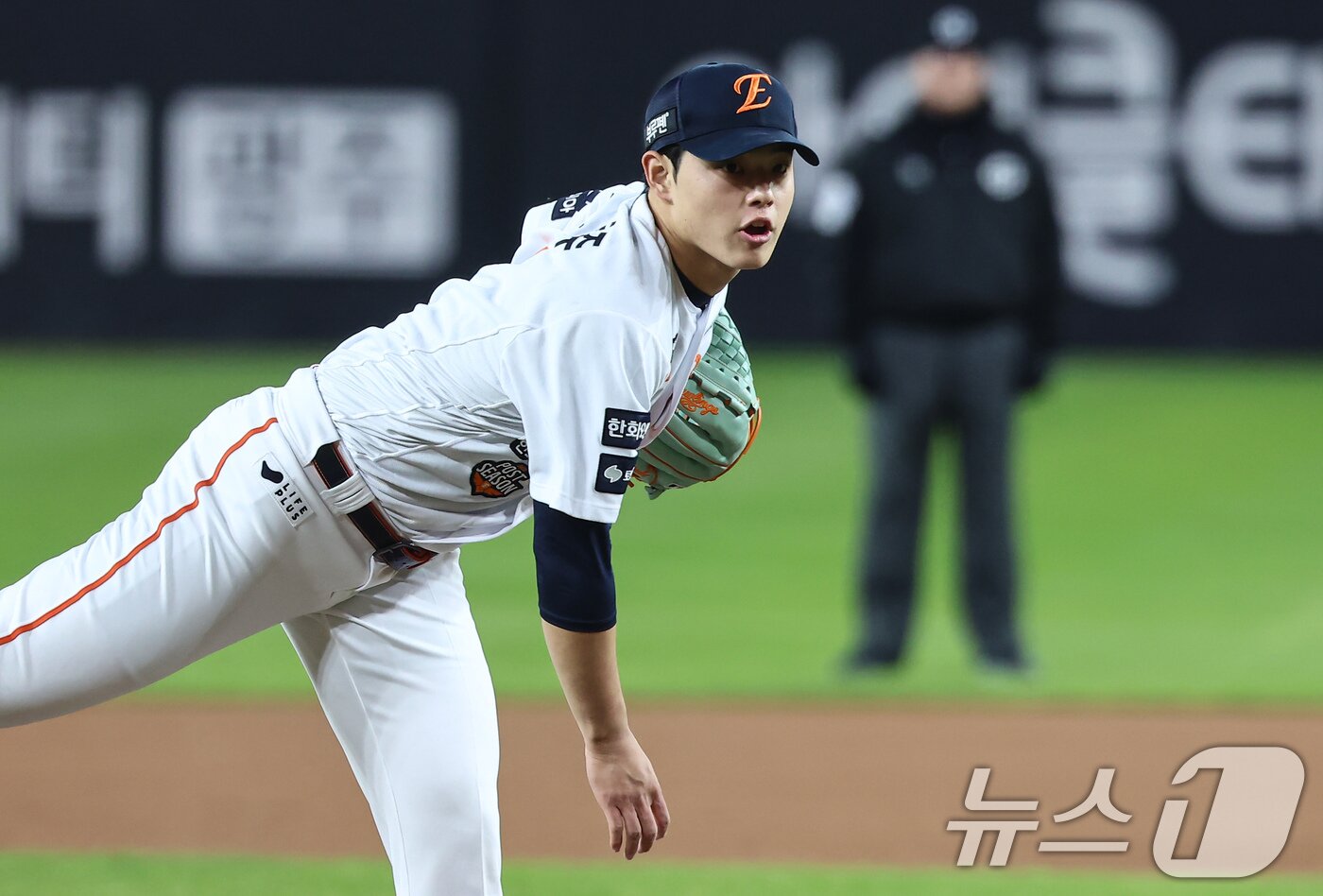 본문 이미지 - 한화 이글스와 LG 트윈스의 한국시리즈 5차전에서 역투하는 문동주. 2025.10.31/뉴스1 ⓒ News1 김도우 기자