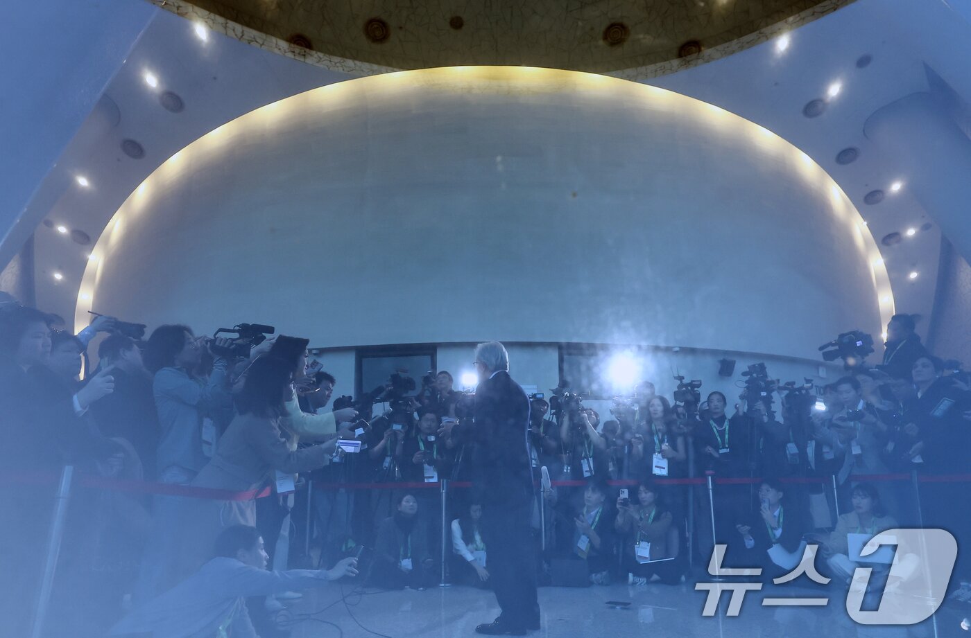 본문 이미지 - 젠슨 황 엔비디아 최고경영자&#40;CEO&#41;가 지난달 31일 오후 경북 경주예술의전당에서 기자간담회에 앞서 취재진과 만나 질의응답을 하고 있다. 2025.10.31/뉴스1 ⓒ News1 김민지 기자