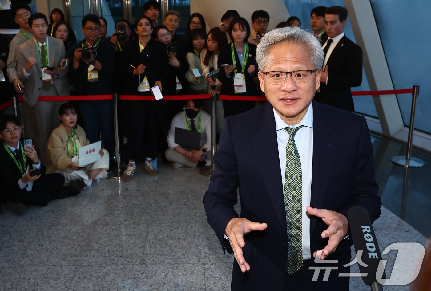 본문 이미지 - 젠슨 황 엔비디아 최고경영자(CEO)가 31일 오후 경북 경주예술의전당에서 기자간담회에 앞서 취재진과 만나 질의응답을 하고 있다. 2025.10.31/뉴스1 ⓒ News1 김민지 기자