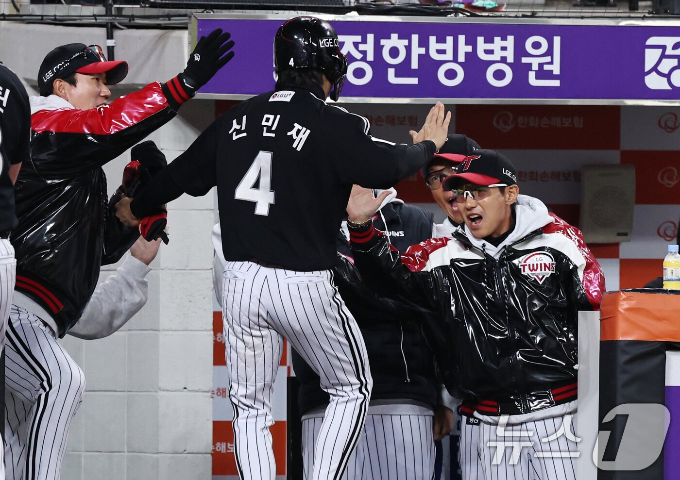 본문 이미지 - 31일 오후 대전 한화생명볼파크에서 열린 프로야구 2025 신한 SOL뱅크 KBO 한국시리즈 5차전 LG트윈스와 한화 이글스의 경기, 1회초 1사 2루 상황때 LG 김현수의 적시타로 득점한 신민재가 염경엽 감독과 하이파이브 하고 있다. 2025.10.31/뉴스1 ⓒ News1 구윤성 기자