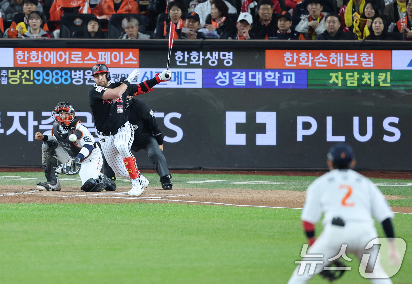 (대전=뉴스1) 김기태 기자 = 31일 대전 한화생명볼파크에서 열린 프로야구 2025 신한 SOL뱅크 KBO 포스트시즌 한국시리즈 5차전 LG 트윈스와 한화 이글스의 경기, 1회초 …