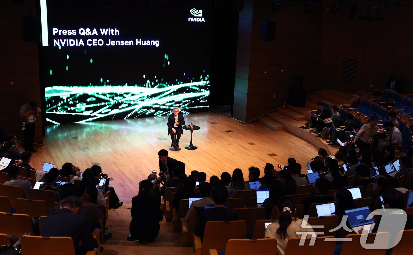 본문 이미지 - 젠슨 황 엔비디아 최고경영자(CEO)가 31일 오후 경북 경주예술의전당에서 기자간담회를 하고 있다. 2025.10.31/뉴스1 ⓒ News1 김민지 기자