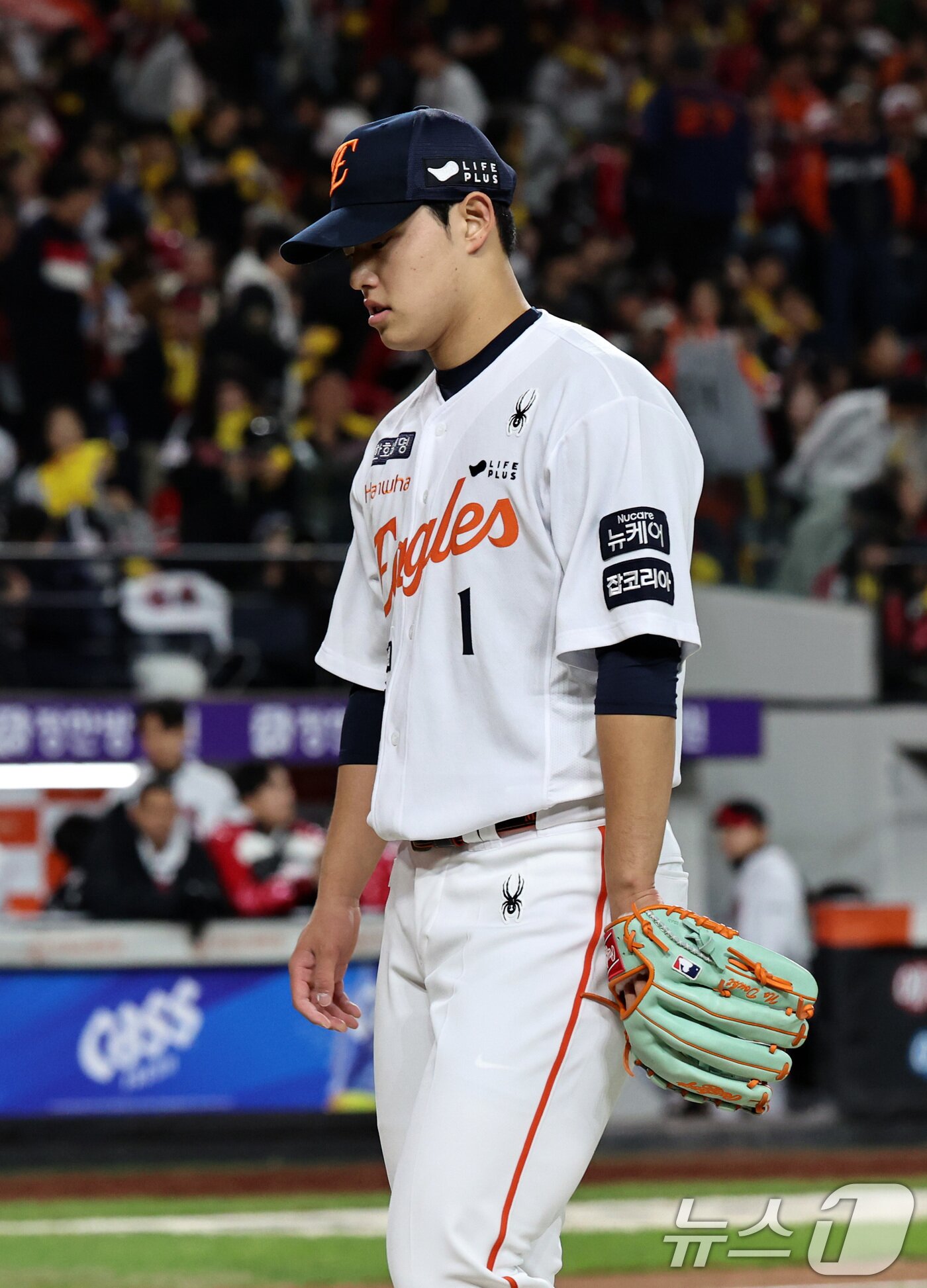 본문 이미지 - 31일 오후 대전 한화생명볼파크에서 열린 프로야구 2025 신한 SOL뱅크 KBO 한국시리즈 5차전 LG트윈스와 한화 이글스의 경기, 한화 선발투수 문동주가 1회초에 1실점을 한 뒤 이닝을 마치고 더그아웃으로 향하고 있다. 2025.10.31/뉴스1 ⓒ News1 구윤성 기자