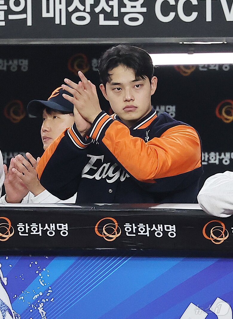 본문 이미지 - 31일 대전 한화생명볼파크에서 열린 프로야구 2025 신한 SOL뱅크 KBO 포스트시즌 한국시리즈 5차전 LG 트윈스와 한화 이글스의 경기, 한화 문동주가 선발로 등판해 1회초만 소화한 뒤 더그아웃에서 경기를 지켜보고 있다. 2025.10.31/뉴스1 ⓒ News1 김진환 기자