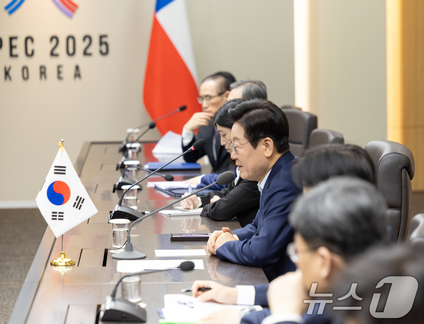 (서울=뉴스1) 허경 기자 = 이재명 대통령과 가브리엘 보리치 폰트 칠레 대통령이 31일 경북 경주화백컨벤션센터 APEC 정상회의장에서 한-칠레 정상회담을 하고 있다. (대통령실 …