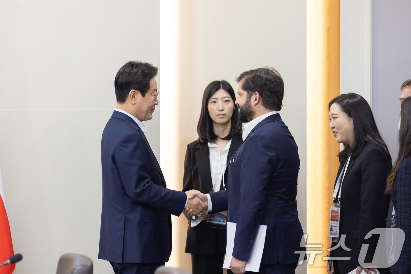(서울=뉴스1) 허경 기자 = 이재명 대통령과 가브리엘 보리치 폰트 칠레 대통령이 31일 경북 경주화백컨벤션센터 APEC 정상회의장에서 한-칠레 정상회담에 앞서 악수하고 있다. ( …