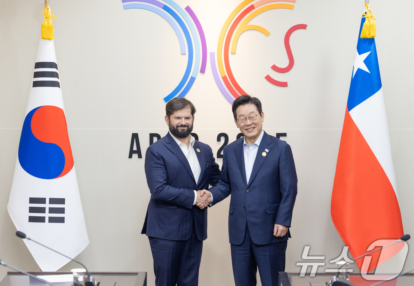 (서울=뉴스1) 허경 기자 = 이재명 대통령과 가브리엘 보리치 폰트 칠레 대통령이 31일 경북 경주화백컨벤션센터 APEC 정상회의장에서 한-칠레 정상회담에 앞서 악수하고 있다. ( …