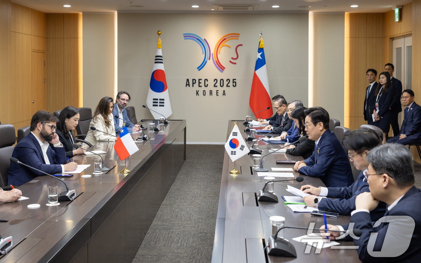 (서울=뉴스1) 허경 기자 = 이재명 대통령과 가브리엘 보리치 폰트 칠레 대통령이 31일 경북 경주화백컨벤션센터 APEC 정상회의장에서 한-칠레 정상회담을 하고 있다. (대통령실 …