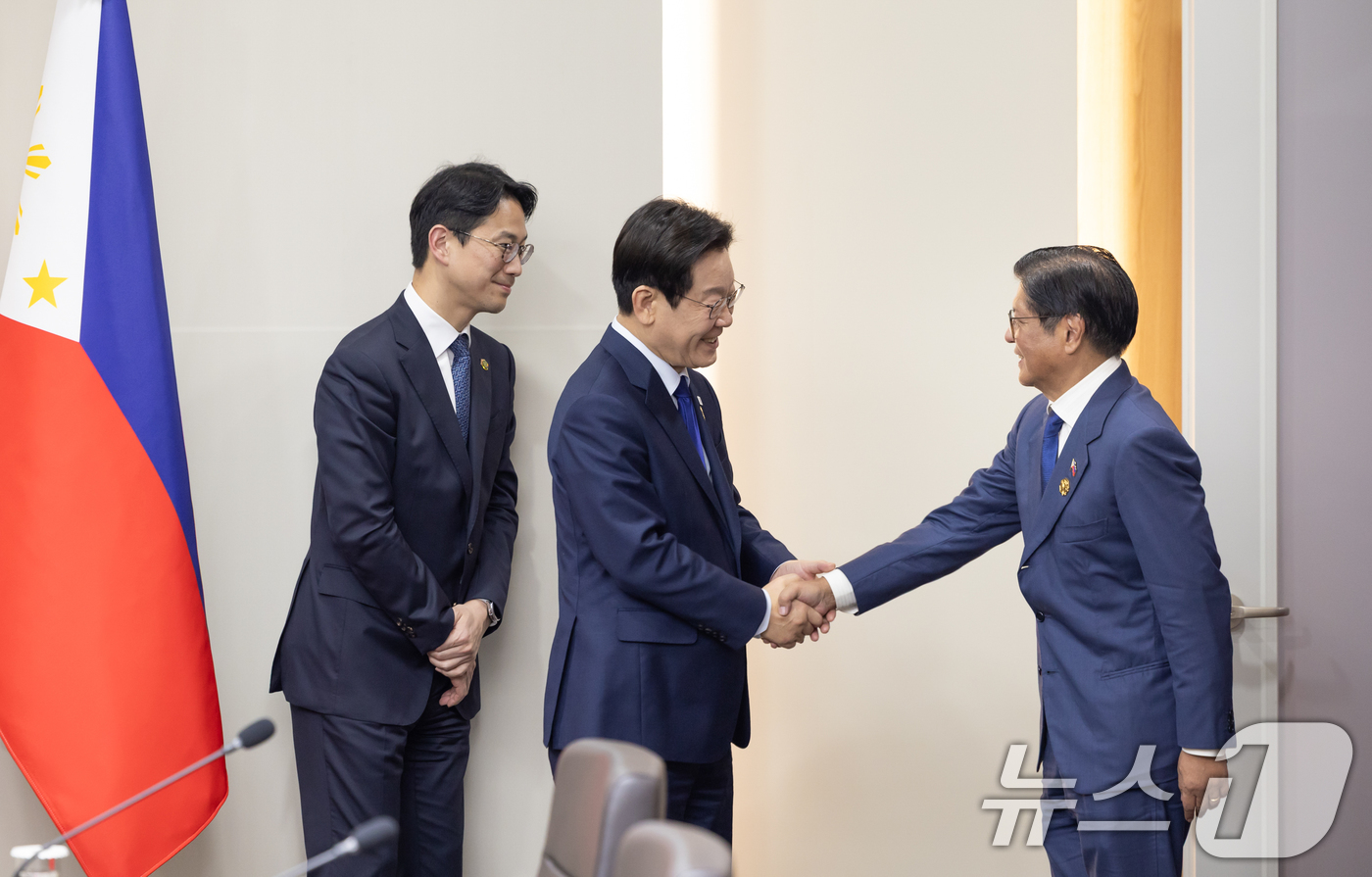 (서울=뉴스1) 허경 기자 = 이재명 대통령과 페르디난드 로무알데즈 마르코스 주니어 필리핀 대통령이 31일 경북 경주화백컨벤션센터에서 한-필리핀 정상회담에 앞서 악수하고 있다. ( …