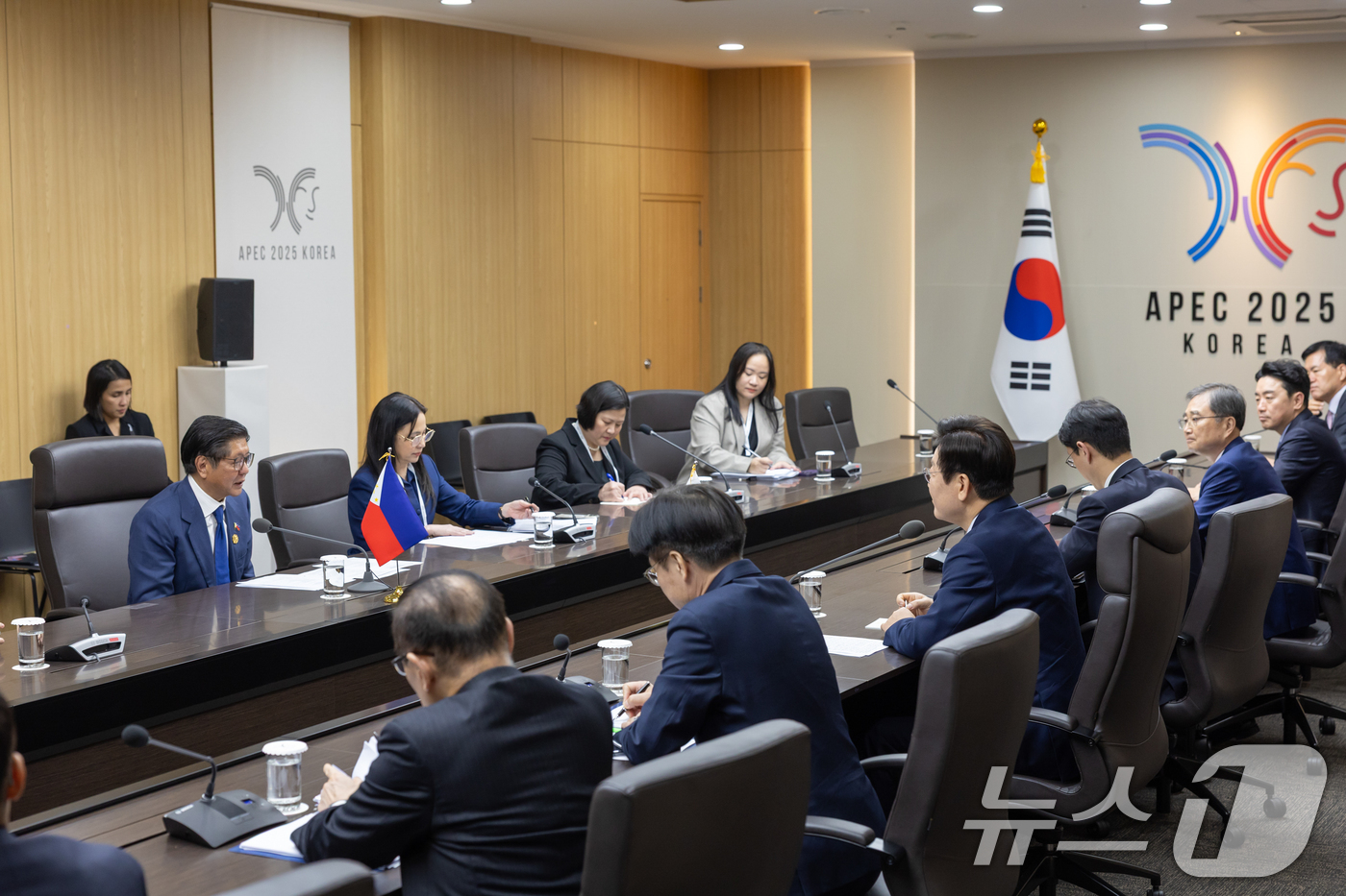 (서울=뉴스1) 허경 기자 = 이재명 대통령과 페르디난드 로무알데즈 마르코스 주니어 필리핀 대통령이 31일 경북 경주화백컨벤션센터에서 한-필리핀 정상회담을 하고 있다. (대통령실 …