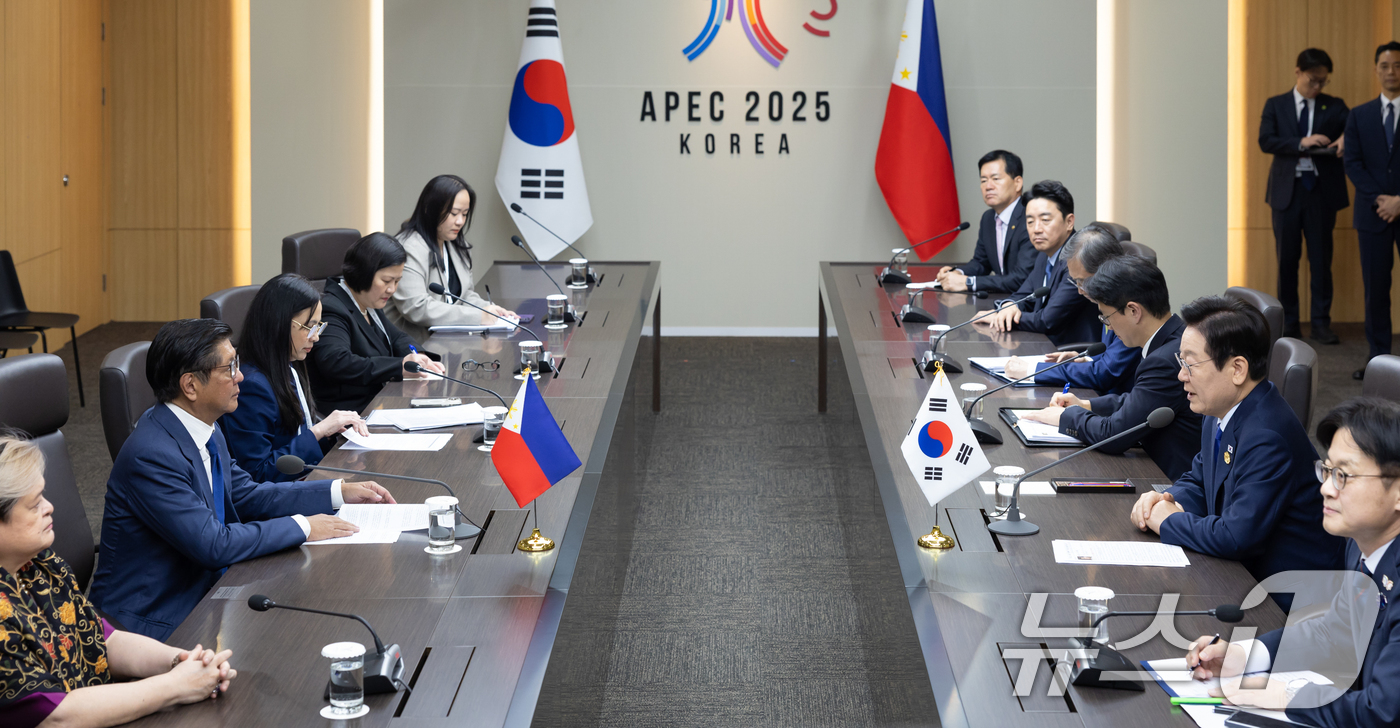 (서울=뉴스1) 허경 기자 = 이재명 대통령과 페르디난드 로무알데즈 마르코스 주니어 필리핀 대통령이 31일 경북 경주화백컨벤션센터에서 한-필리핀 정상회담을 하고 있다. (대통령실 …